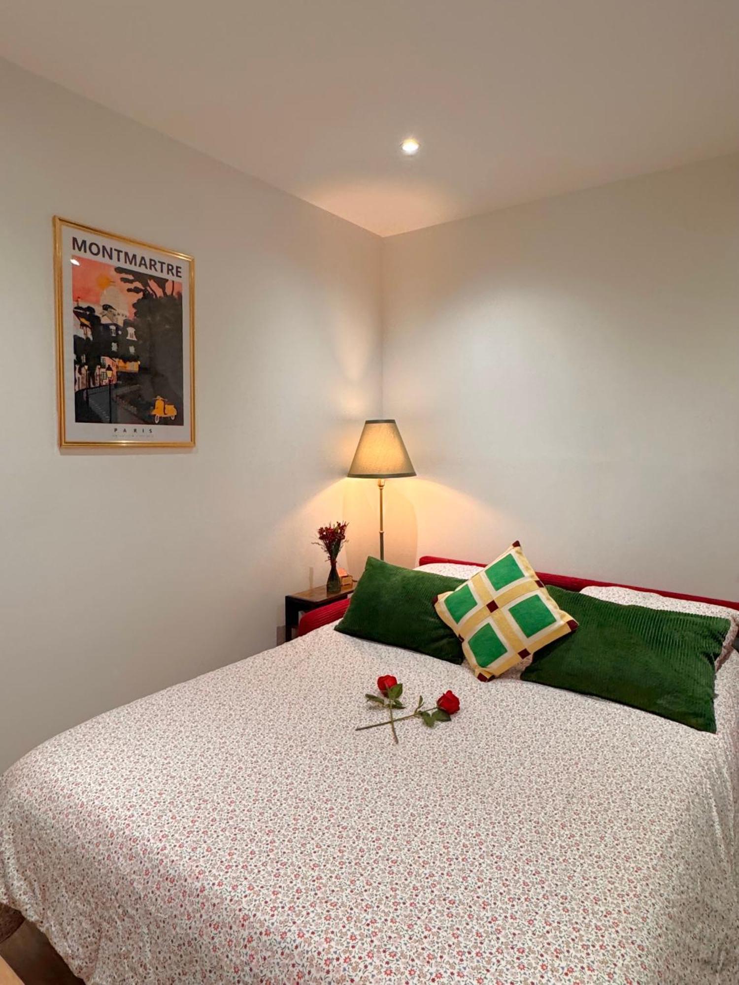 Amelie Poulain Studio In Heart Of Montmartre Paris Exterior photo